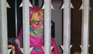 অসুস্থ নারীকে অফিসে তালাবদ্ধ করে রাখলেন মাঠ কর্মকর্তা