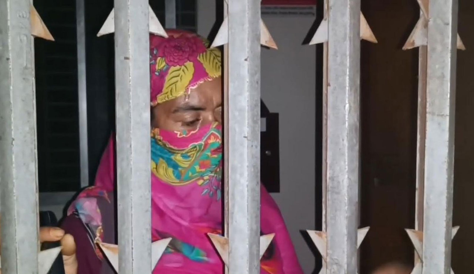 অসুস্থ নারীকে অফিসে তালাবদ্ধ করে রাখলেন মাঠ কর্মকর্তা