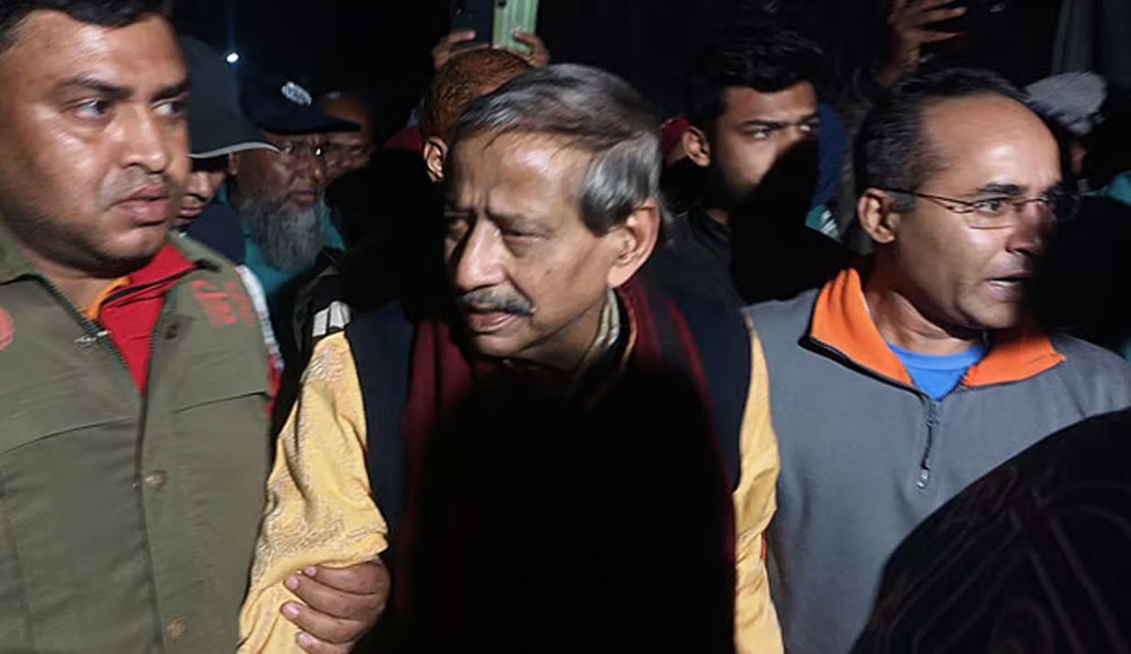 সাবেক দুই মন্ত্রীর স্বজনসহ ৫ কর্মকর্তাকে চাকরি থেকে অব্যাহতি