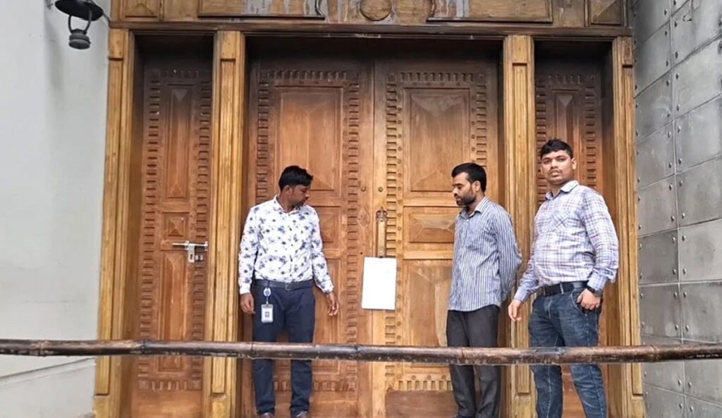 শাজাহান খানের মেয়ের সম্পদের হিসাব চেয়ে বাসার দরজায় দুদকের নোটিশ