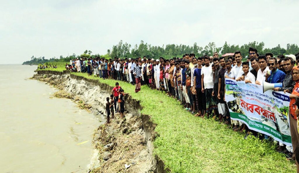 সিরাজগঞ্জে বাঁধ নির্মাণের দাবি এলাকাবাসীর