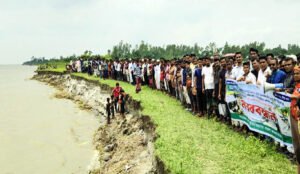 সিরাজগঞ্জে বাঁধ নির্মাণের দাবি এলাকাবাসীর