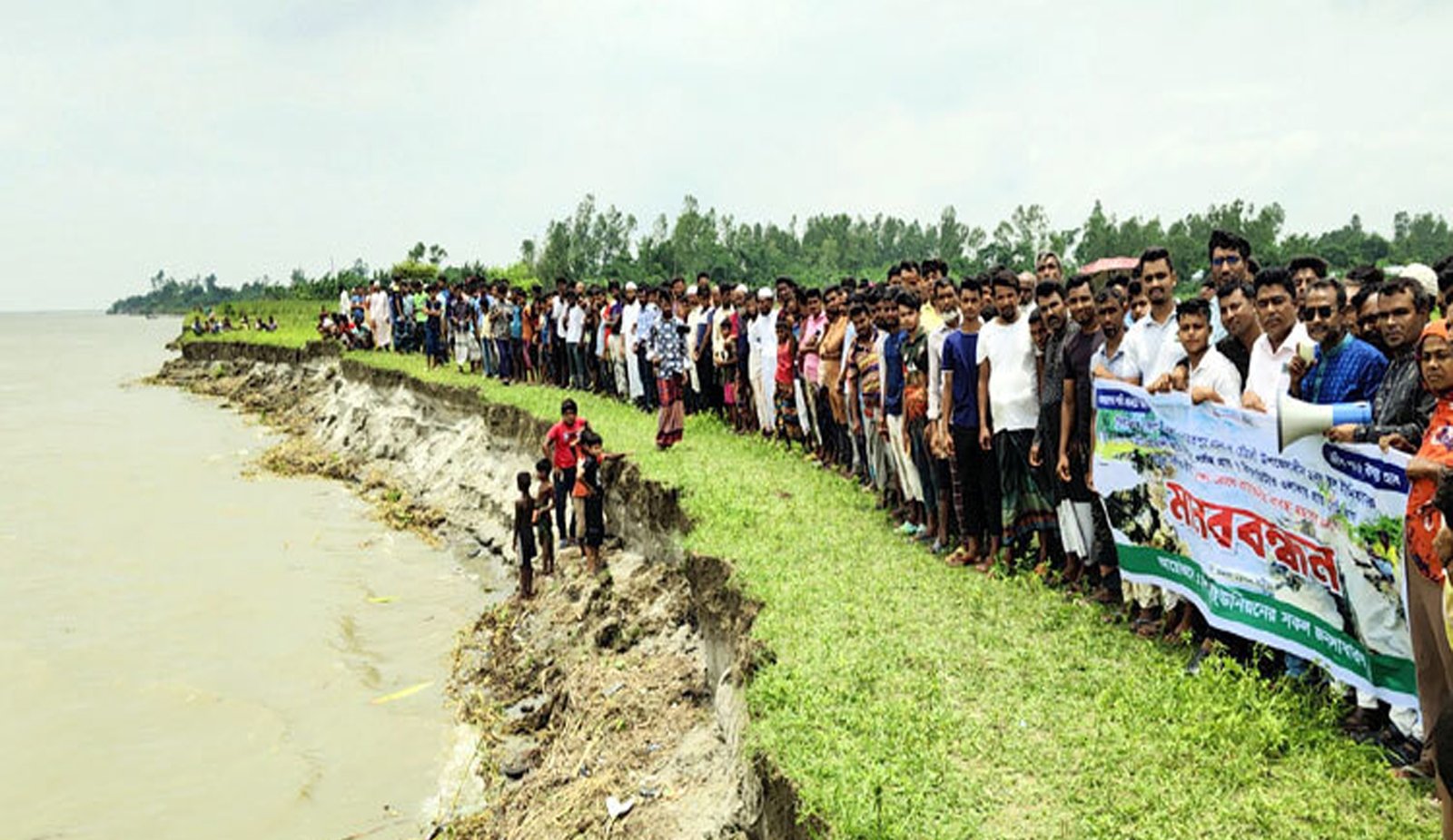 সিরাজগঞ্জে বাঁধ নির্মাণের দাবি এলাকাবাসীর