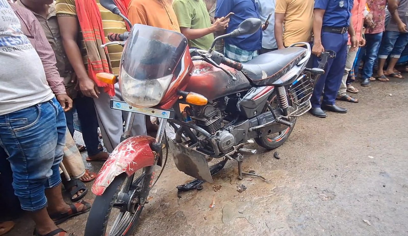 বরগুনায় হেলমেট না থাকায় মামলা, ক্ষোভে নিজের গাড়িতে আগুন