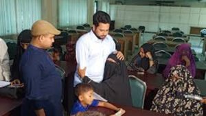 নাহিদ ইসলামকে সামনে পেয়ে আবেগ ধরে রাখতে পারেননি শহীদ পরিবারের সদস্যরা