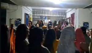ছাত্রী হলের কক্ষে পুরুষ কর্মচারী দিয়ে তল্লাশি, শিক্ষার্থীদের বিক্ষোভ