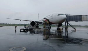 যান্ত্রিক ত্রুটি নিয়ে রানওয়েতে আটকে পড়ে হজযাত্রীদের ফ্লাইট