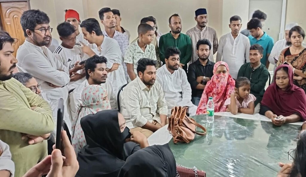 শহীদ পরিবারের সম্মানের জন্য সংগ্রাম করছি : নাহিদ ইসলাম