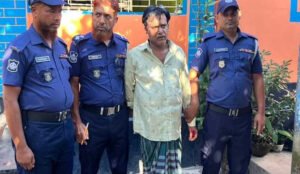 ধারালো অস্ত্র-মাদকসহ ব্যবসায়ী আটক