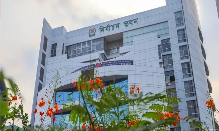 নির্বাচন কমিশনার (ইসি) ব্রিগেডিয়ার জেনারেল (অব.) আবুল ফজল মো. সানাউল্লাহ বলেছেন, এবার প্রবাসী বাংলাদেশিরা ভোট দিতে পারবেন। পোস্টাল ব্যালটের মাধ্যমে প্রবাসীরা ভোট দিতে পারবেন। এজন্য একটা প্রকল্প নেওয়া হবে বলেও জানান তিনি।