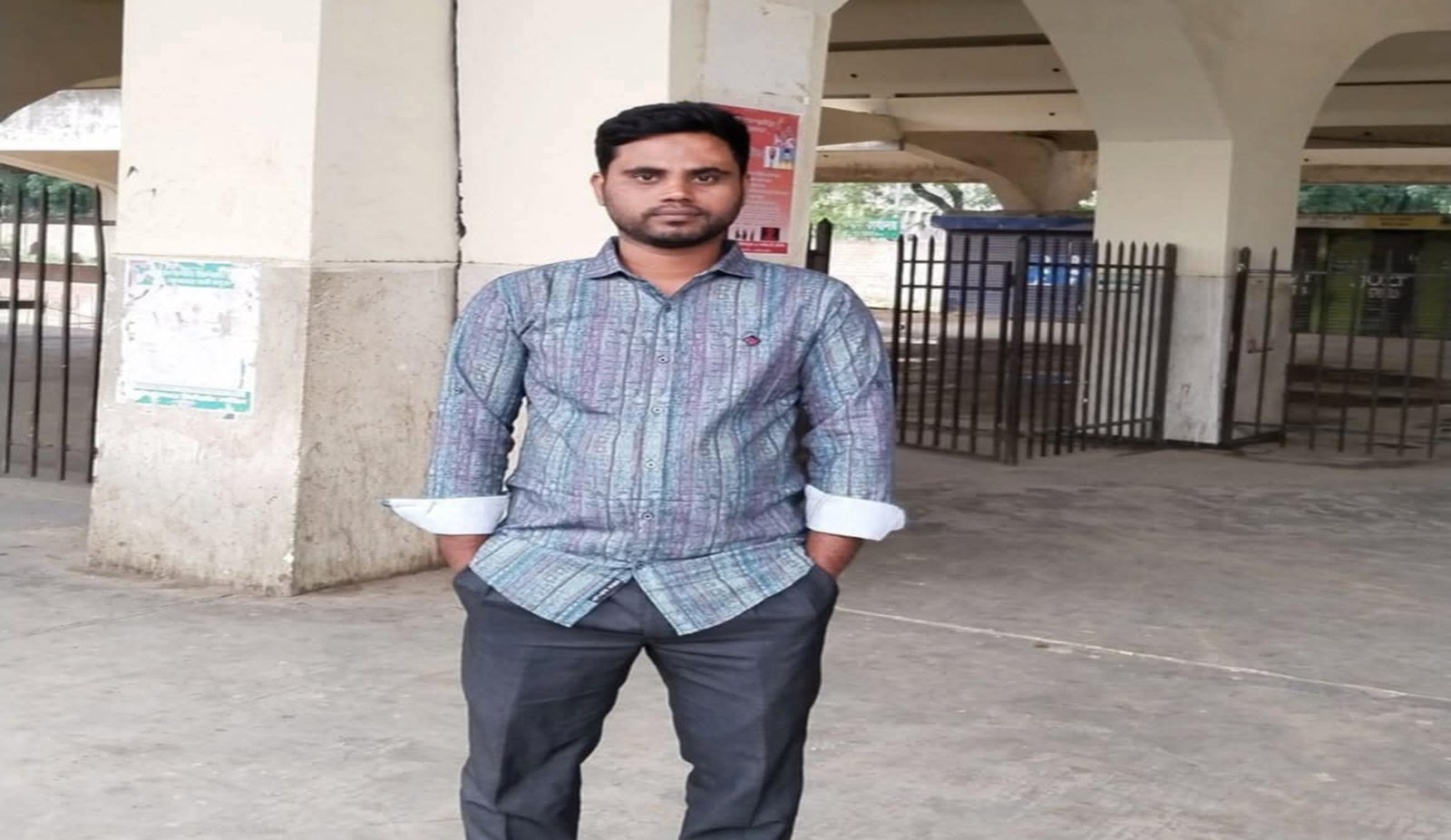 ওত পেতে থাকা ঘাতকরা কাকনকে কুপিয়ে হত্যা করে পালায়