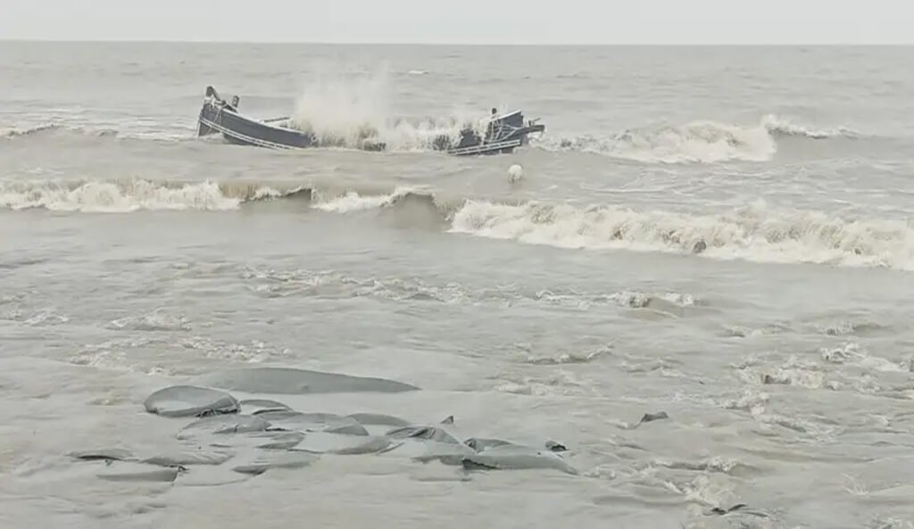 সৈকতে ভেসে এলো ট্রলার সঙ্গী নিখোঁজ জেলের মরদেহ