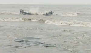 সৈকতে ভেসে এলো ট্রলার সঙ্গী নিখোঁজ জেলের মরদেহ
