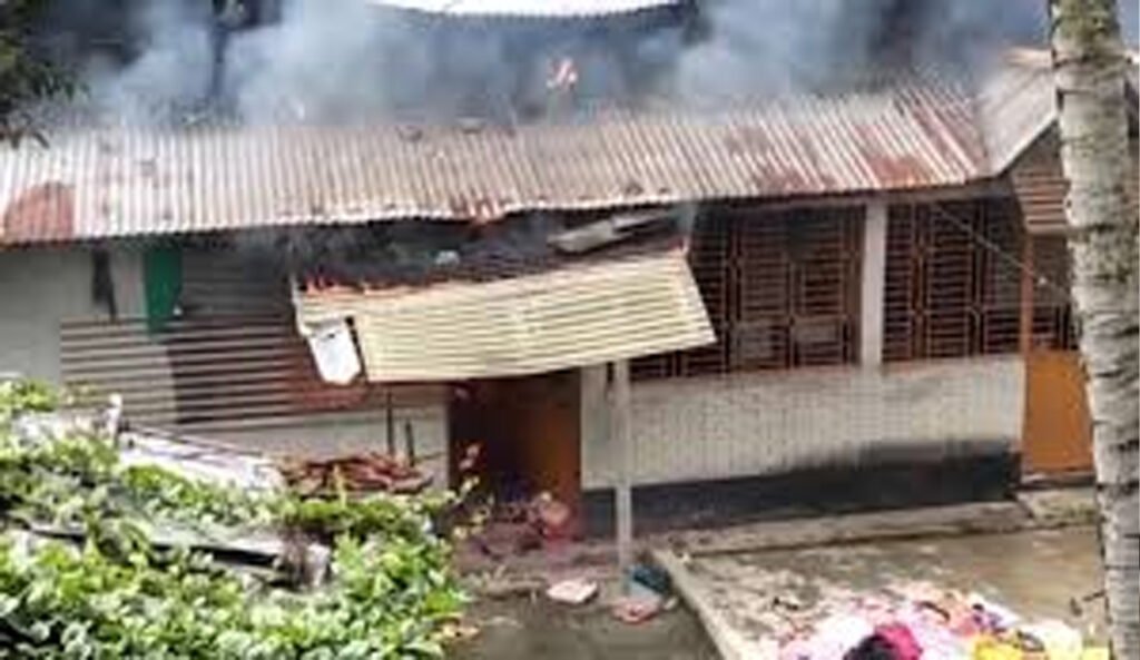 স্ত্রীকে হত্যার অভিযোগে স্বামীর বাড়িতে বিক্ষুব্ধ জনতার আগুন