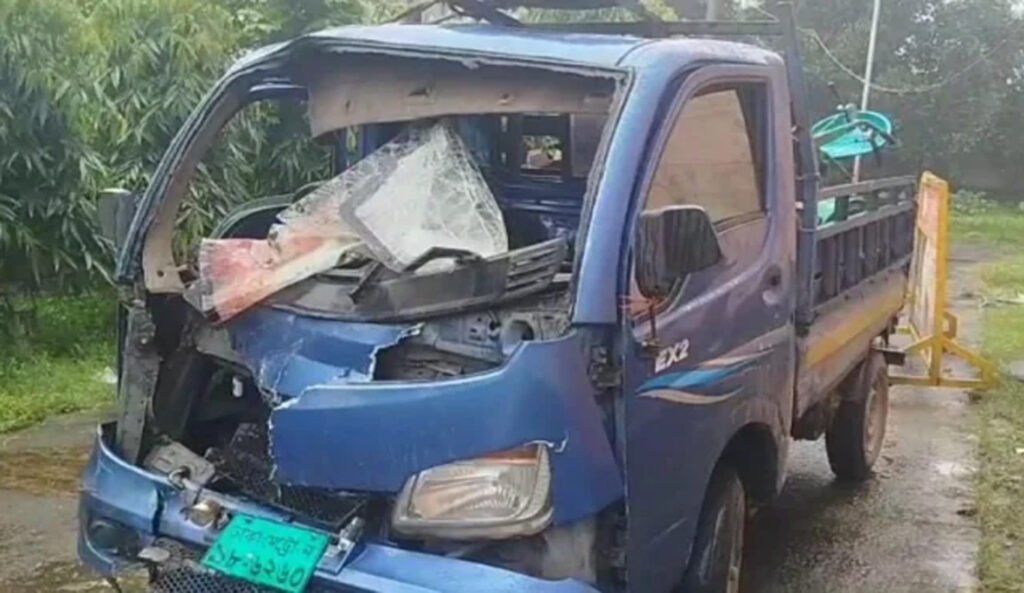 টাঙ্গাইলে পিকআপ মোটরসাইকেল সংঘর্ষে নিহত ৩ জন