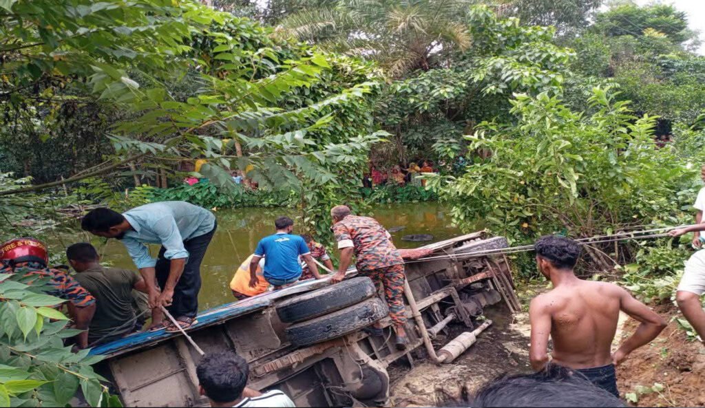শেরপুরের ঝিনাইগাতীতে মিনিবাস পুকুরে উল্টে আহত ২০, নিহত-১ জন