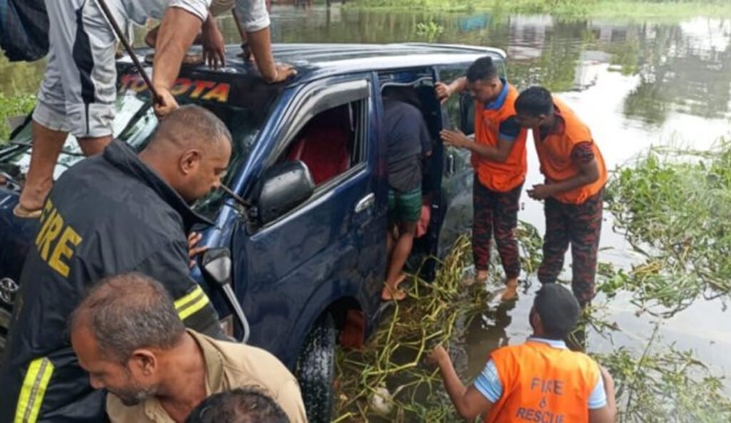 নোয়াখালীতে নিয়ন্ত্রণ হারিয়ে মাইক্রোবাস খালে নিহত ৭ জন