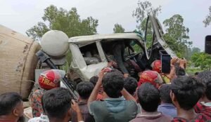 সিরাজগঞ্জে তিন গাড়ির সংঘর্ষে প্রাণ গেল চালকের আহত ১০ জন
