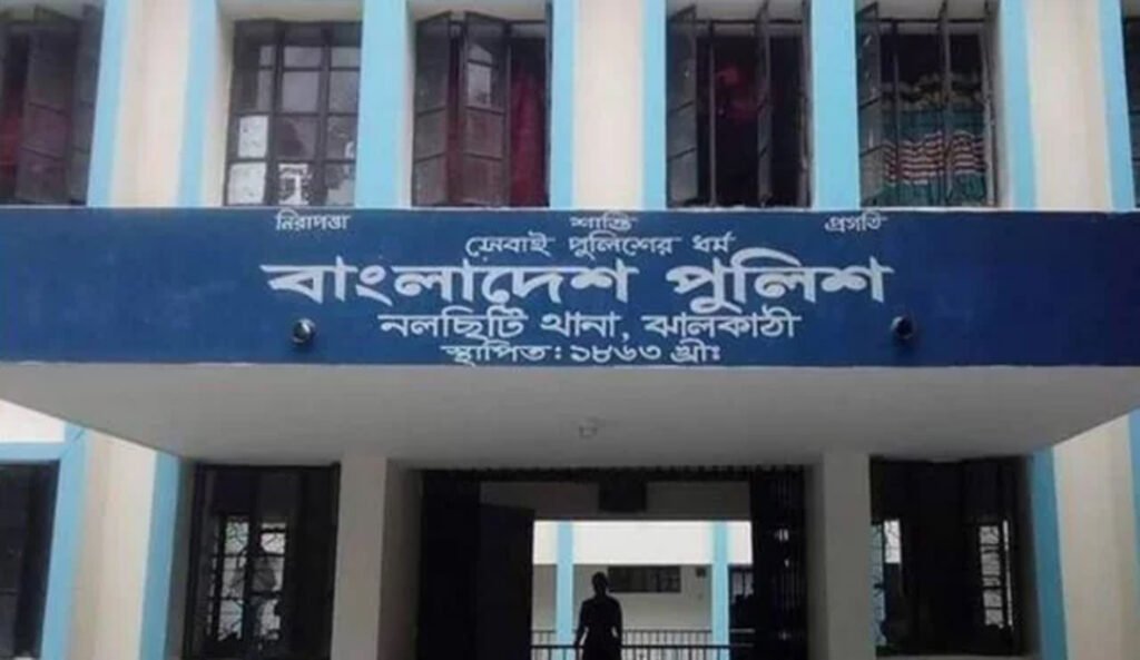 নেশাগ্রস্ত ছেলেকে পুলিশের হাতে তুলে দিলেন মা