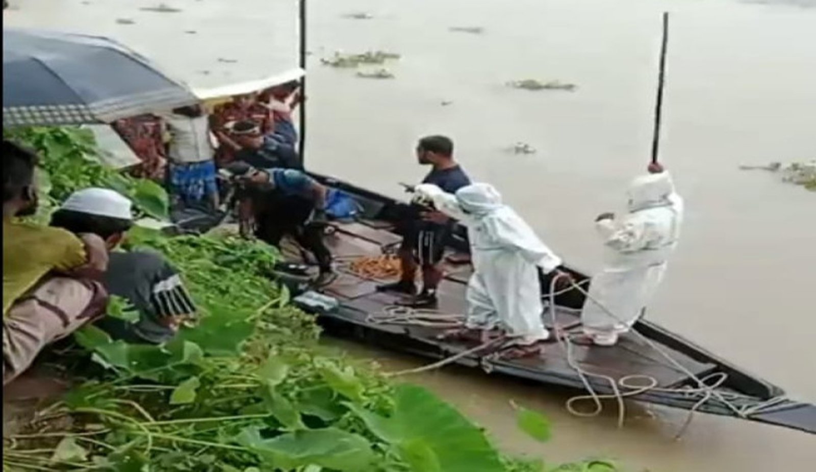 নেত্রকোনায় ধলাই নদীতে নৌকাডুবি দুই শ্রমিক নিখোঁজ
