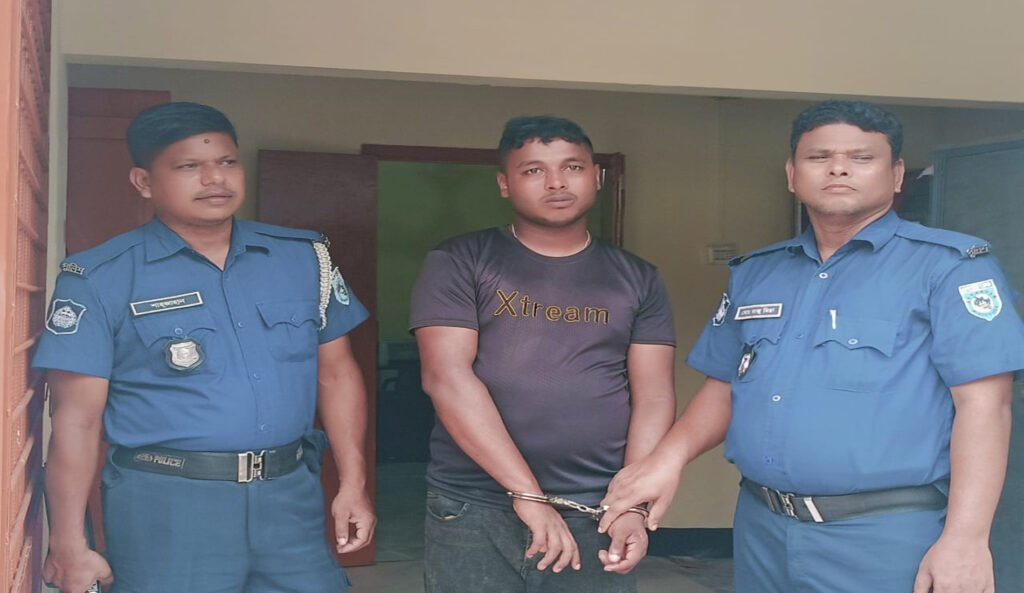 কুড়িগ্রাম উলিপুরে সমাজসেবা কর্মকর্তা সেজে প্রতারণা, জনতার হাতে যুবক আটক।