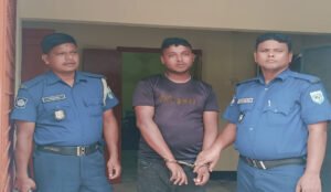 কুড়িগ্রাম উলিপুরে সমাজসেবা কর্মকর্তা সেজে প্রতারণা, জনতার হাতে যুবক আটক।