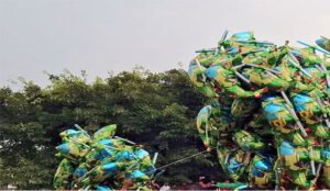 হাসিনার পলায়ন দিবসে আকাশে উড়লো কয়েকশ হেলিকপ্টার বেলুন