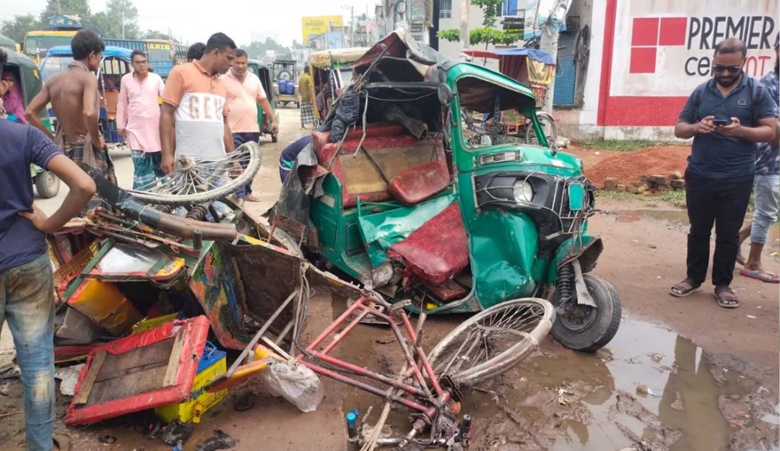 বগুড়ায় নিয়ন্ত্রণহীন বাসের চাপায় আহত ৬ জন