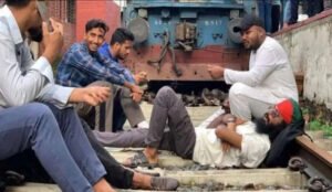 বিশেষ ট্রেন পছন্দ না হওয়ায় বিক্ষোভ বিলম্বে ছাড়ল ট্রেন