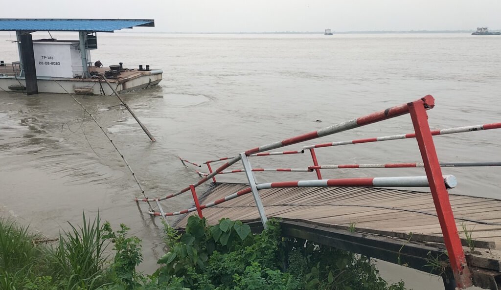 তীব্র স্রোতে ভেঙে পড়লো পাটুরিয়া লঞ্চঘাটের জেটি