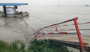 তীব্র স্রোতে ভেঙে পড়লো পাটুরিয়া লঞ্চঘাটের জেটি