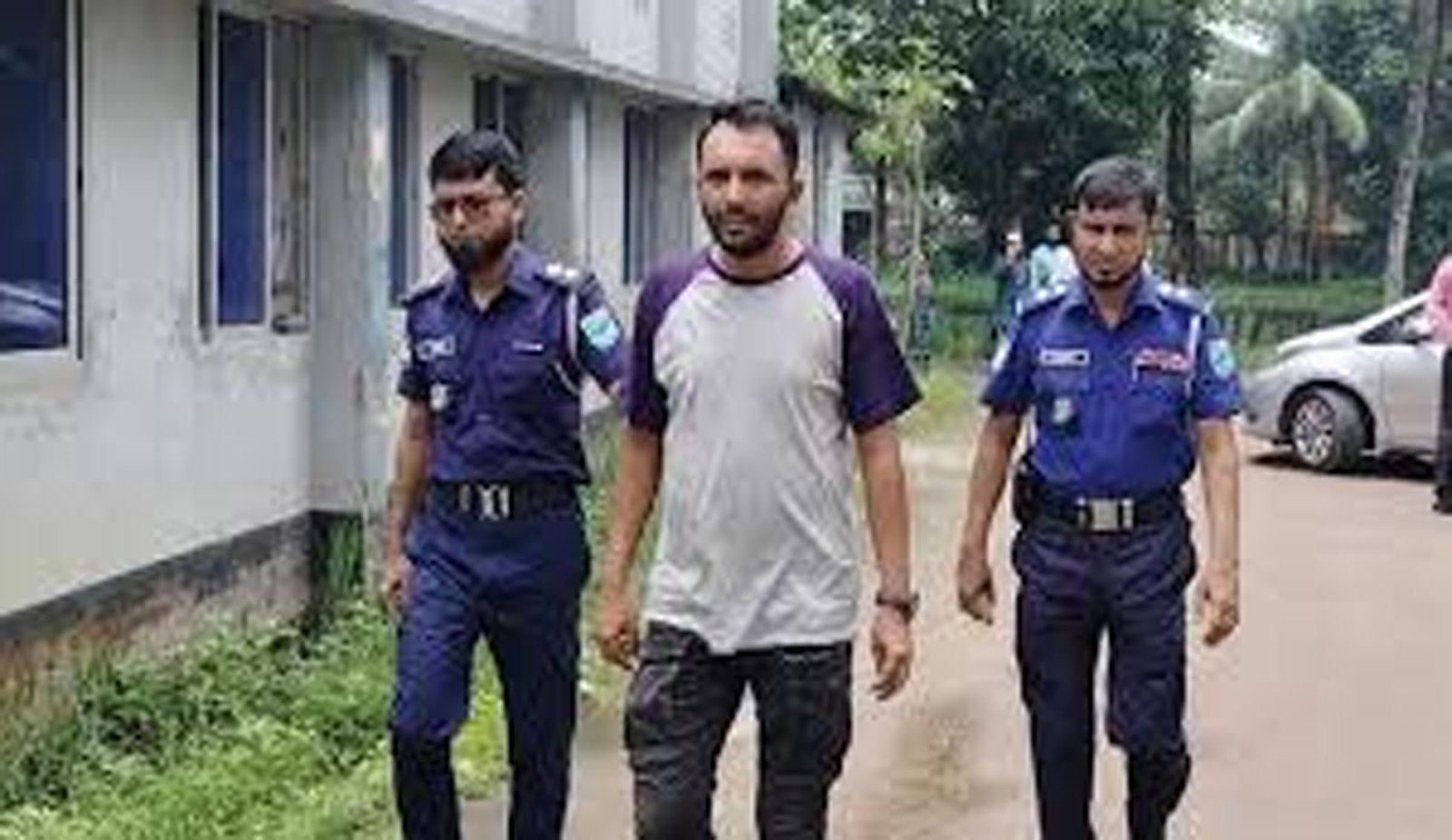 ডিজিএফআই পরিচয়ে চাঁদা নেওয়ার সময় যুবক আটক