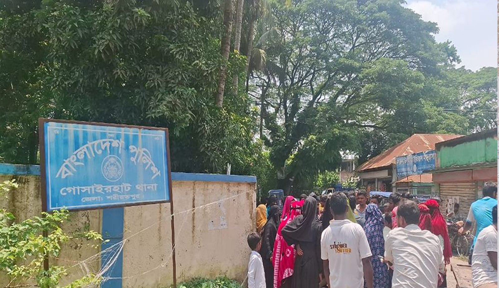 যুবলীগ নেতাকে ছাড়াতে থানার গেটে এলাকাবাসীর হট্টগোল