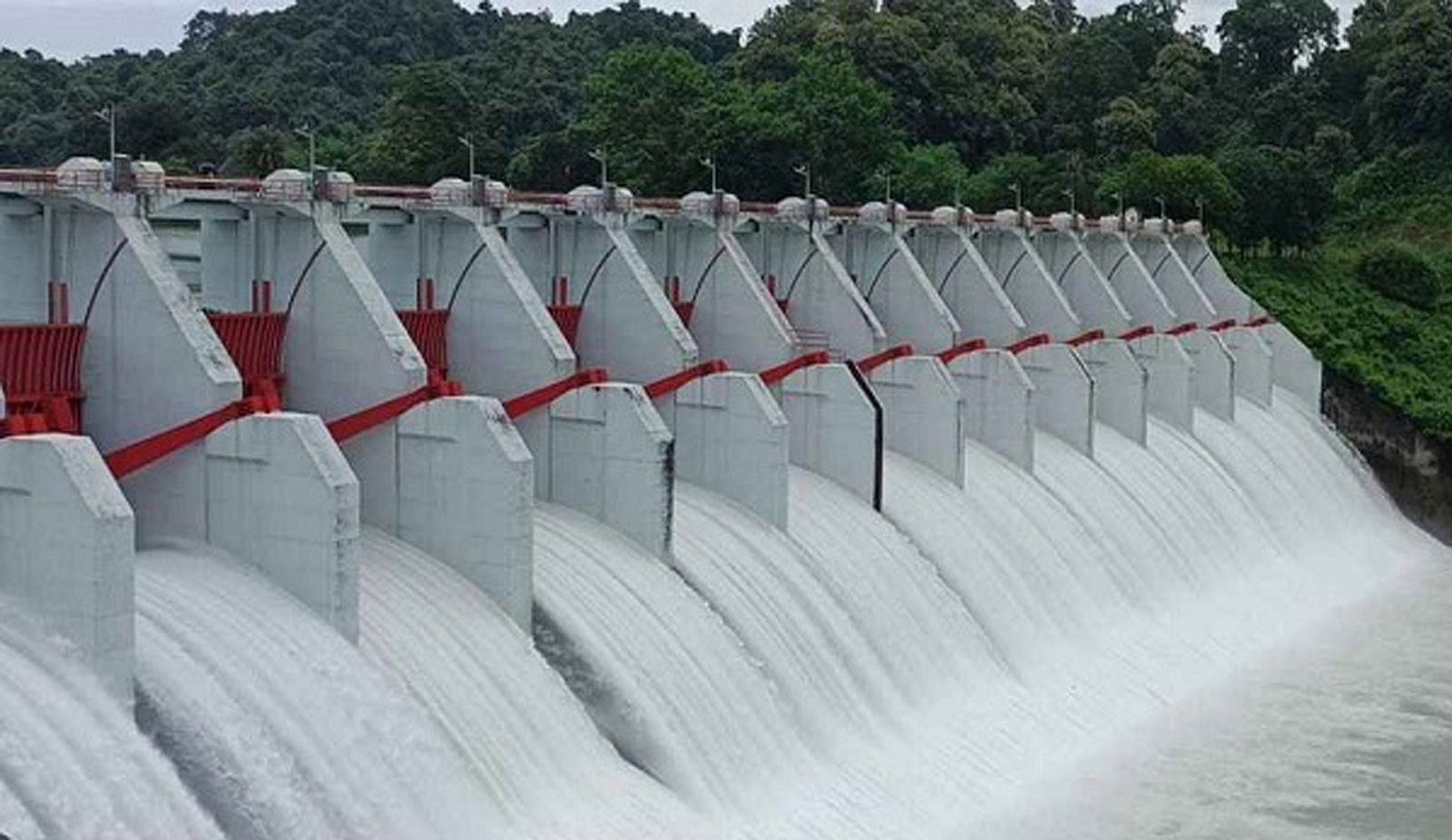 মধ্যরাতে খুলে দেওয়া হলো কাপ্তাই বাঁধের জলকপাট