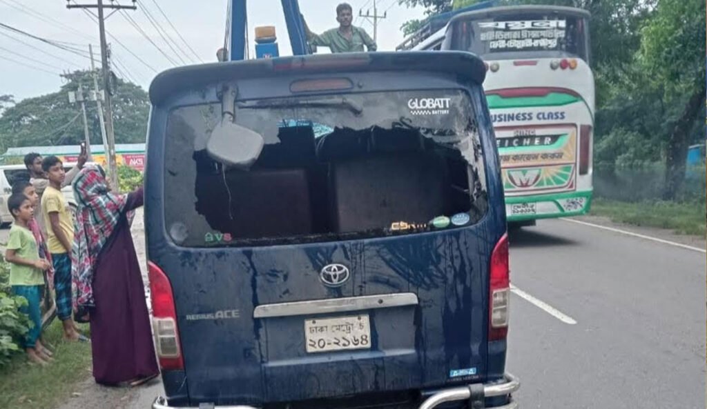 নোয়াখালীতে মাইক্রোবাস দুর্ঘটনা ঘটনায় সুষ্ঠু তদন্ত ও ক্ষতিপূরণ দাবি