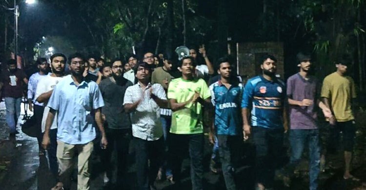 জাবিতে হল রাজনীতি নিষিদ্ধের দাবিতে শিক্ষার্থীদের বিক্ষোভ