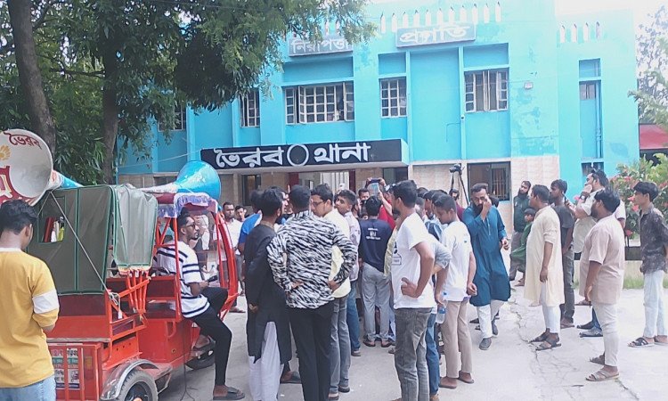 ভৈরবে শাড়ি চুড়ি নিয়ে থানায় বিক্ষোভ