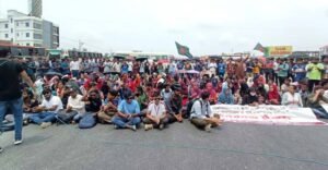 স্থায়ী ক্যাম্পাসের দাবিতে সড়ক অবরোধ