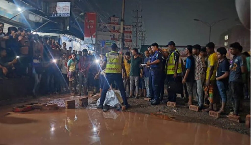 কাভার্ড ভ্যানের চাপায় নারী শিশুসহ নিহত ৩ জন