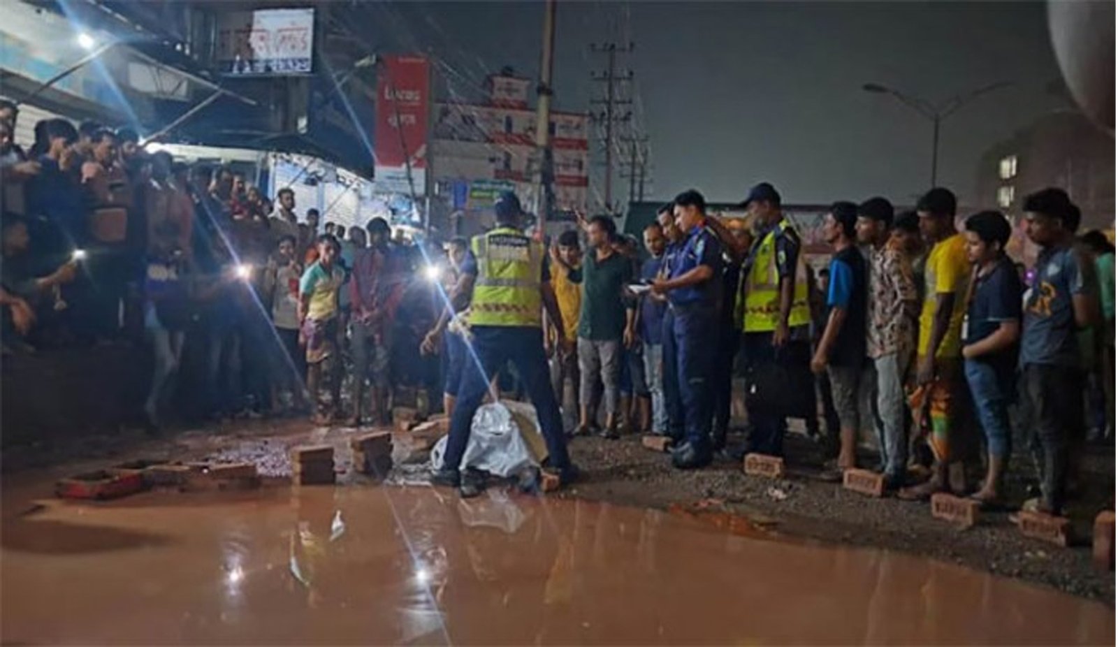 কাভার্ড ভ্যানের চাপায় নারী শিশুসহ নিহত ৩ জন