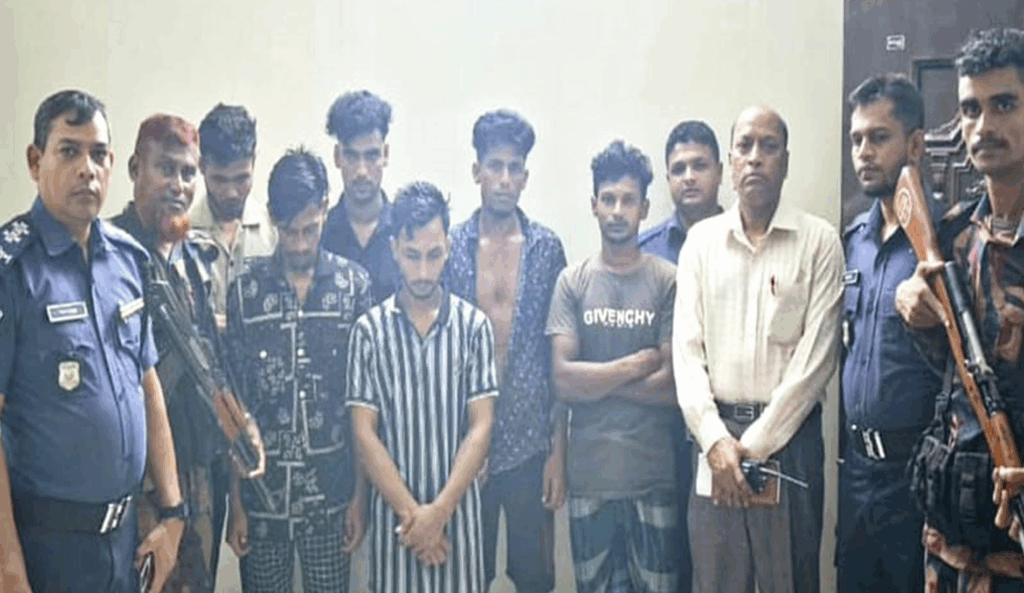 ফেনী সীমান্তে ভারতীয় মদসহ ৬ চোরাকারবারি আটক