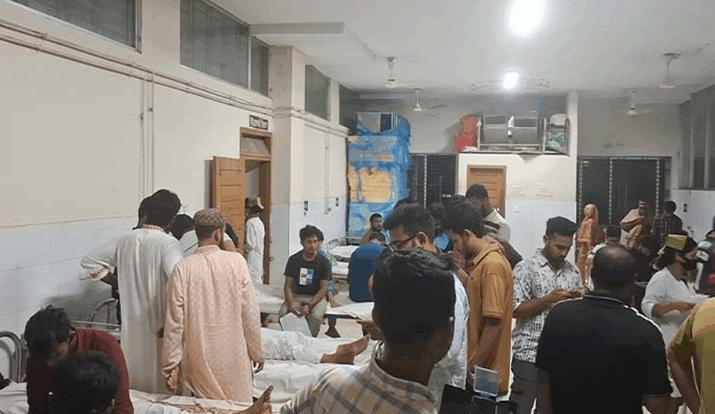 স্বাস্থ্যখাত সংস্কারের দাবিতে আন্দোলনরত ২ গ্রুপের মধ্যে সংঘর্ষ আহত ৫ জন