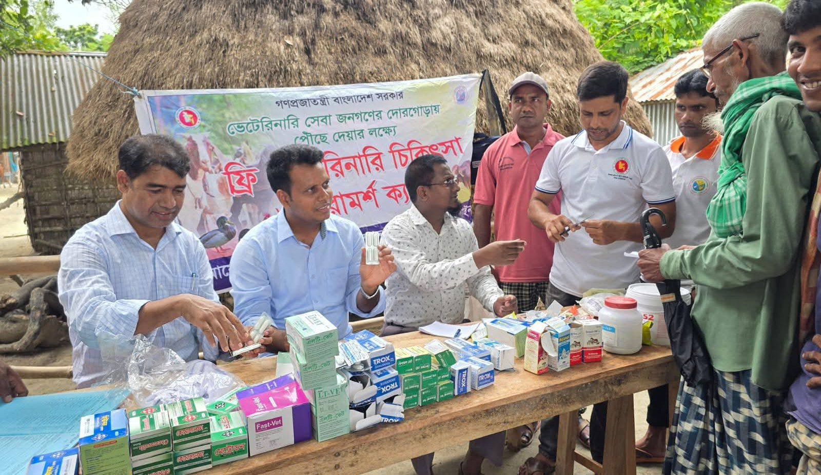 বন্যা দুর্গতদের পাশে উপজেলা প্রশাসন, প্রাণীসম্পদ দপ্তরের বিনামূল্যে চিকিৎসা ঔষধ বিতরণ