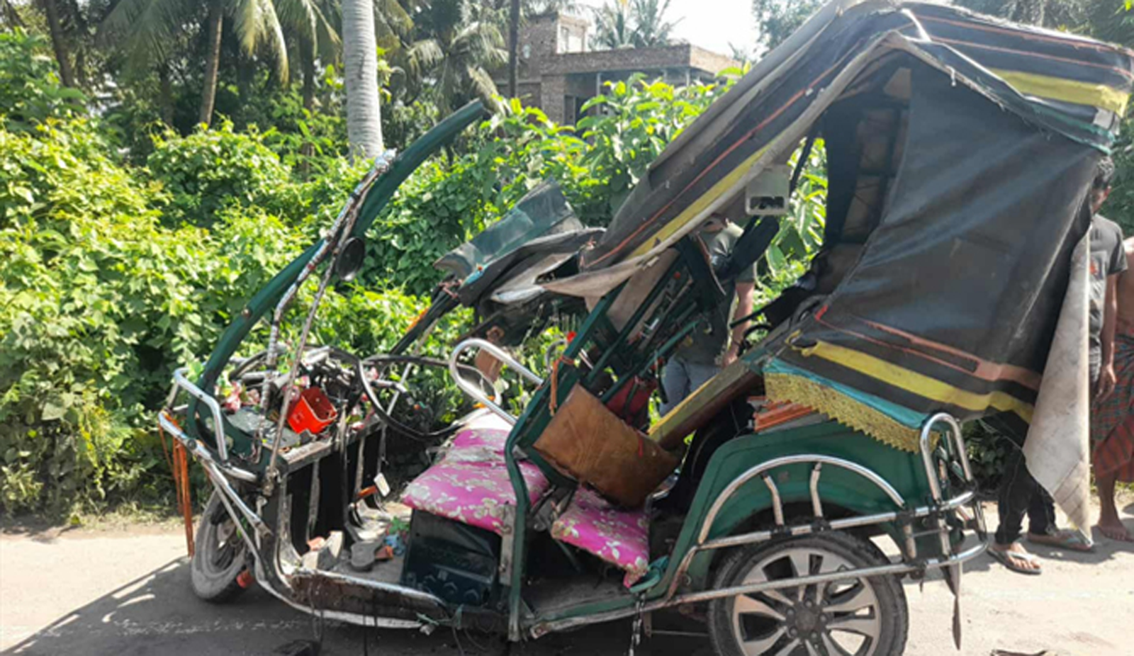 খুলনায় ইজিবাইকে ট্রাকের ধাক্কায় নিহত ৩ জন