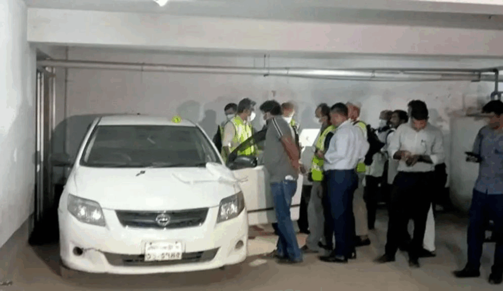 রাজধানীতে হাসপাতালের প্রাইভেটকারে মিলল ২ জনের লাশ