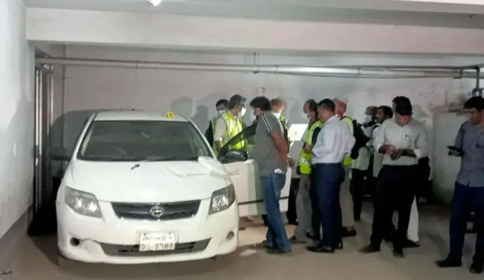 রাজধানীতে হাসপাতালের প্রাইভেটকারে মিলল ২ জনের লাশ