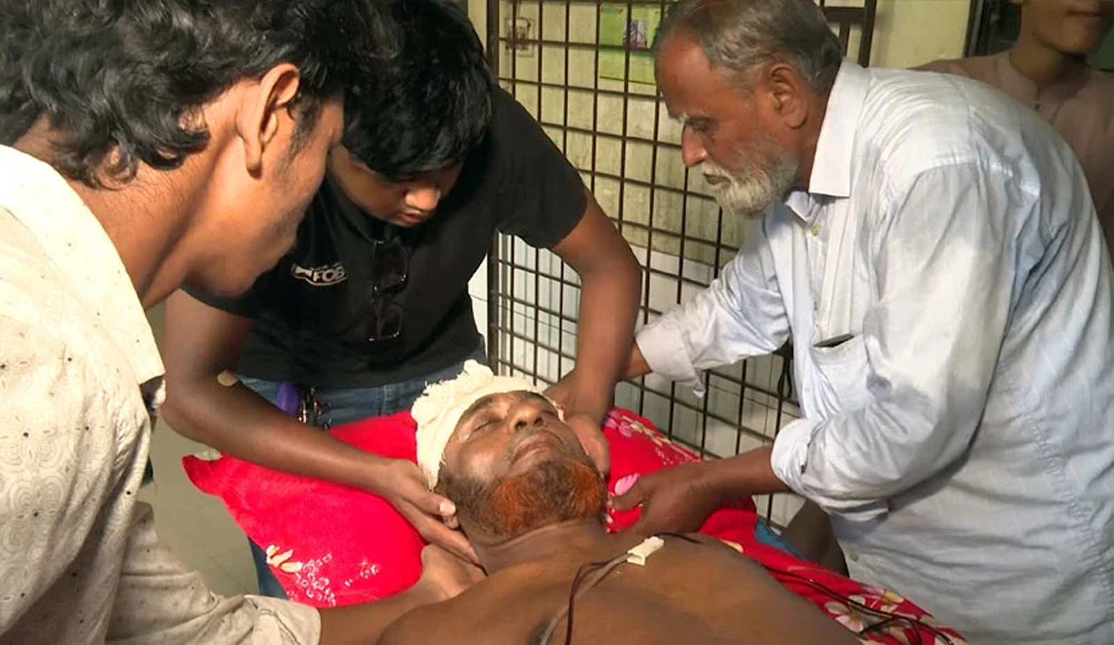 কুষ্টিয়ায় সন্ত্রাসী হামলায় সাংবাদিক ফিরোজ আহত