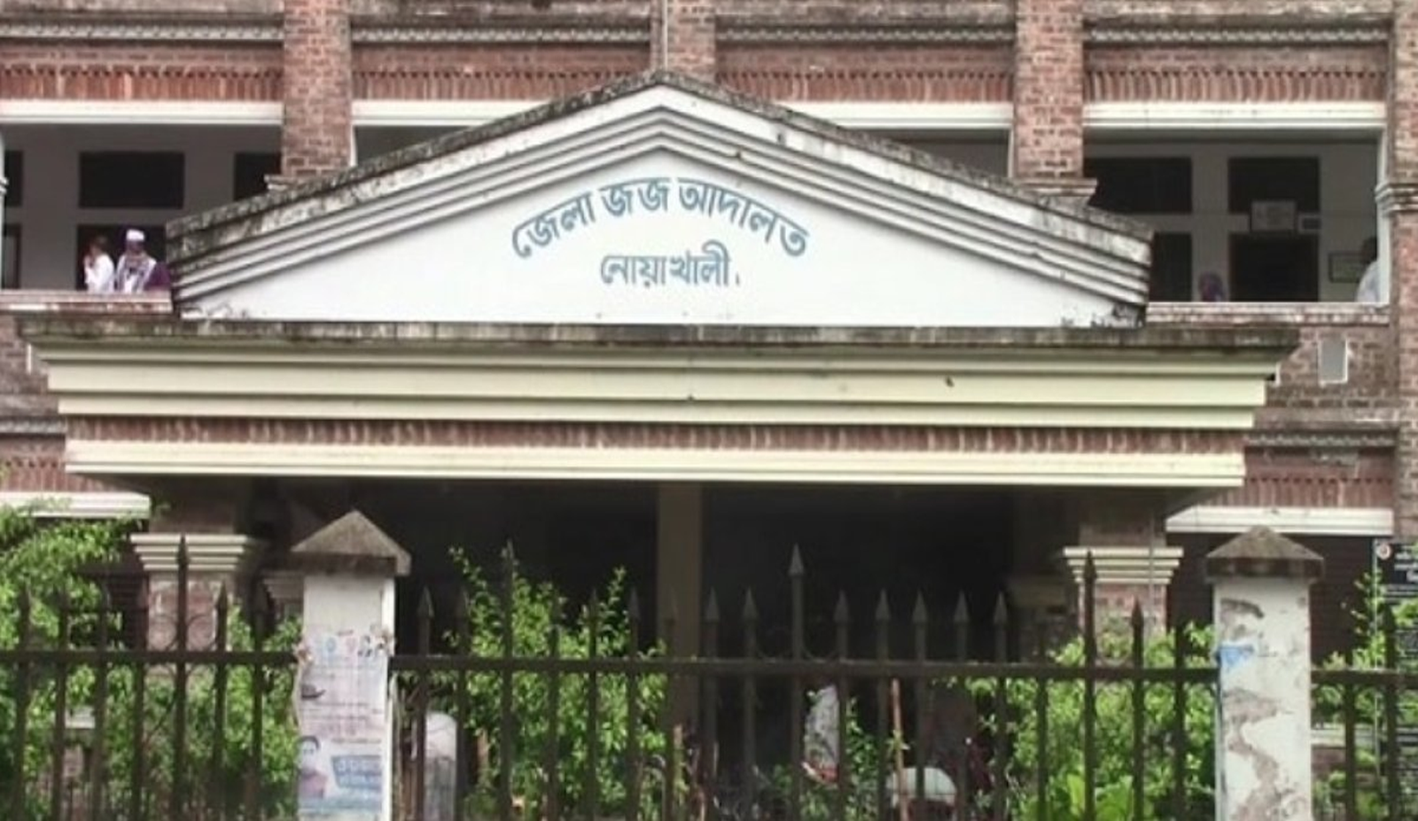 আদালতের বারান্দায় স্বামীকে ছুরিকাঘাত করলো স্ত্রী