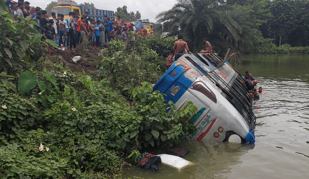বাস উল্টে পুকুরে আহত অন্তত ১০ জন