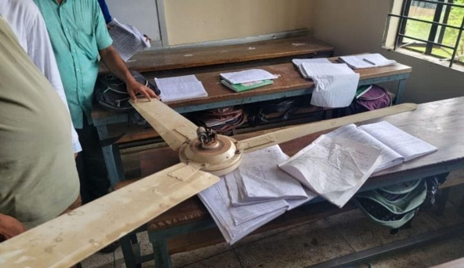 ক্লাসে হঠাৎ ভেঙে পড়ল সিলিং ফ্যান